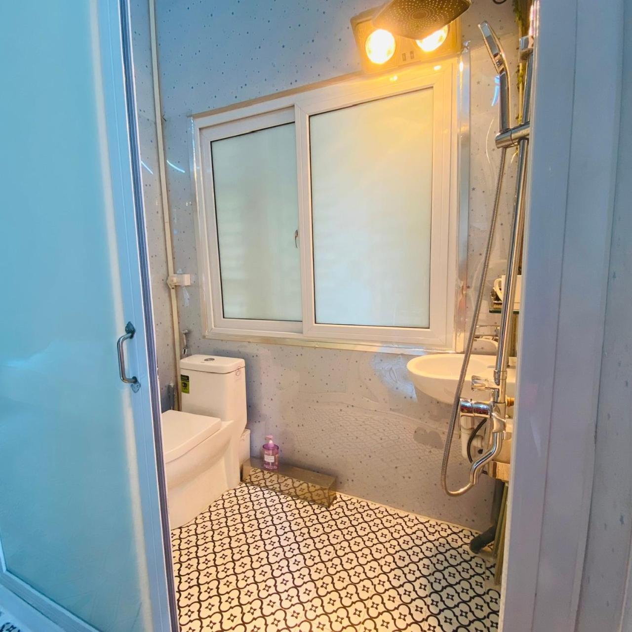 Cozy Homestay With Large Bed, Private Bathroom, Large Balcony Hanoi Kültér fotó